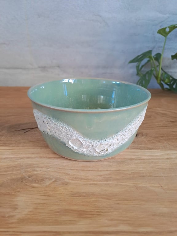 Skålen er 7 cm høj og 14 cm i diameter