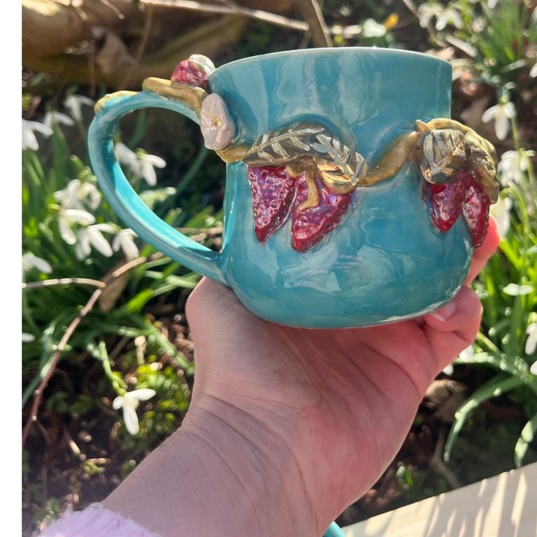 Overflod – håndlavet keramik krus med guld &amp; MOP