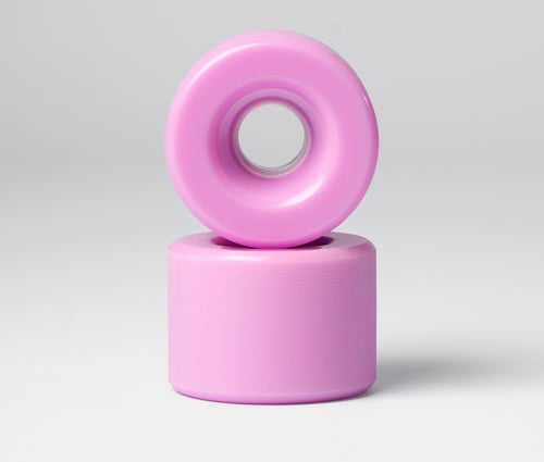 To pink skateboardhjul stablet oven på hinanden på en grå baggrund. (1)