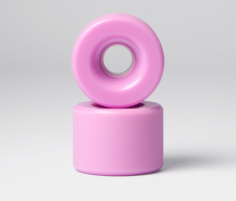To pink skateboardhjul stablet oven på hinanden på en grå baggrund.