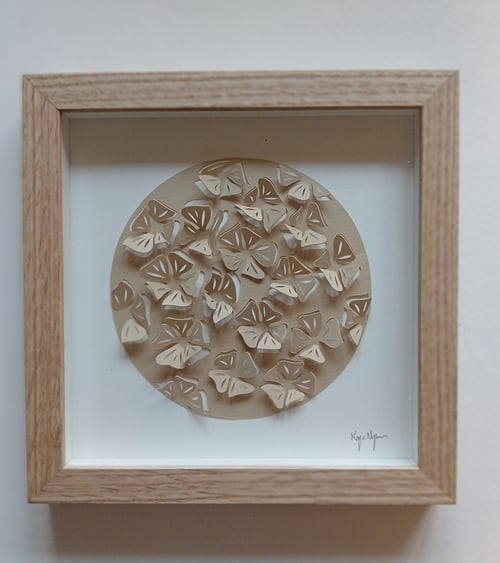 20x20cm, 3D papercut, beige, indrammet 