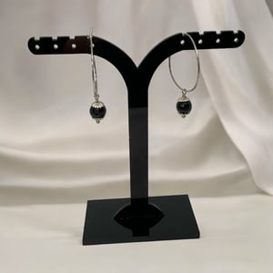 Sorte øreringe  – produktbillede