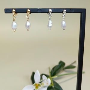 Ensom perle øreringe – produktbillede