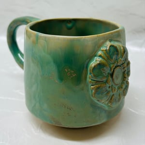 Kop med blomst  – produktbillede