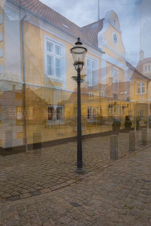 Lygtepælens gravitationsfelt. En 360-graders rejse rundt om centrum, samlet i ét.