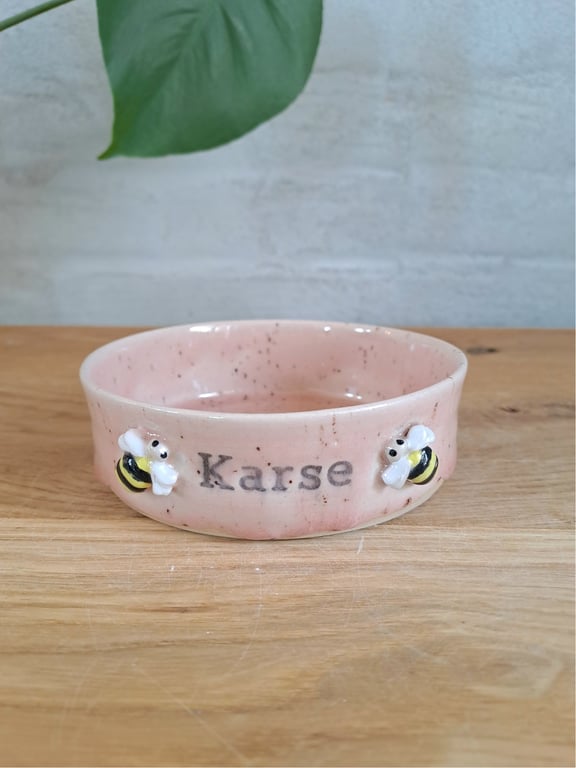 Karseskålen er 12 cm i diameter og 4 cm høj