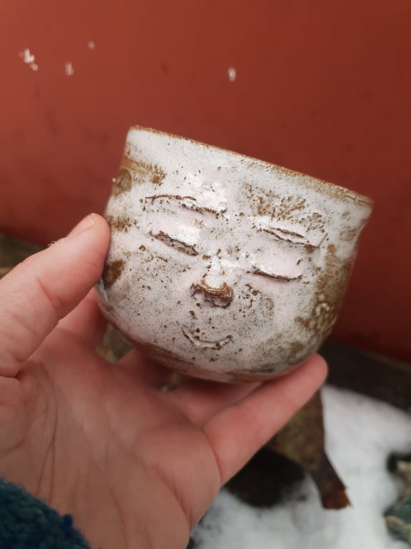 Mildt smilende ansigtskop uden hank  billede 4