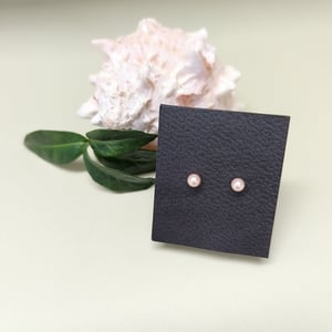 Lyserød Shell ørestikker – produktbillede