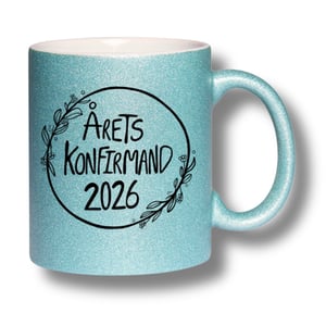 Krus: Årets konfirmand 2026 Lys blå glimmer – produktbillede