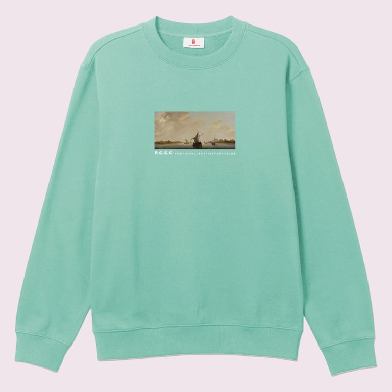 Mintgrøn sweatshirt med rund hals og et rektangulært print af et gammelt maleri af en sejlbåd på vandet foran en by på brystet.