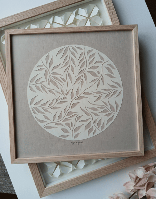 30x30cm papercut, knækket hvid, beige, indrammet 