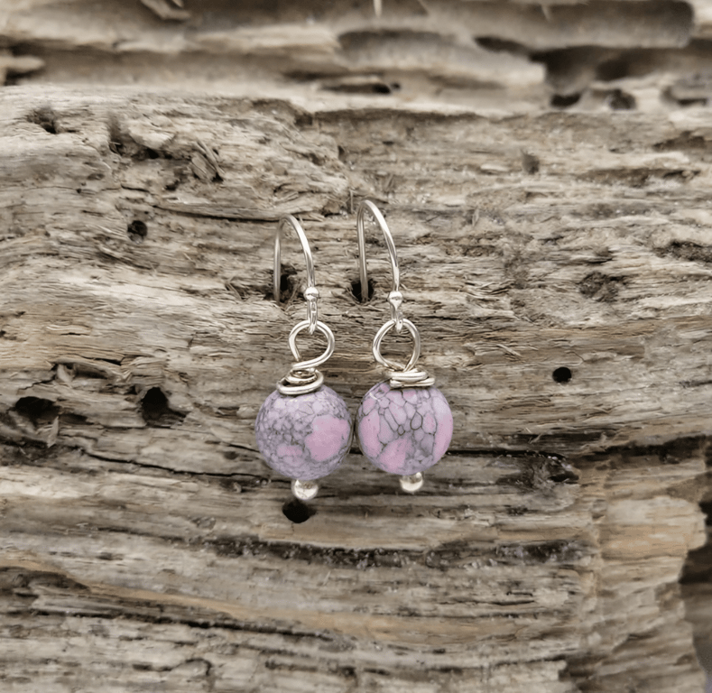 Lyserøde ørekroge.