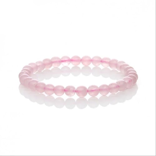 Armbånd lavet af runde, lyserøde perler, der ligger fladt på en hvid overflade med spejlbillede. (2)