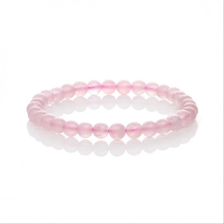 Armbånd lavet af runde, lyserøde perler, der ligger fladt på en hvid overflade med spejlbillede. (2)