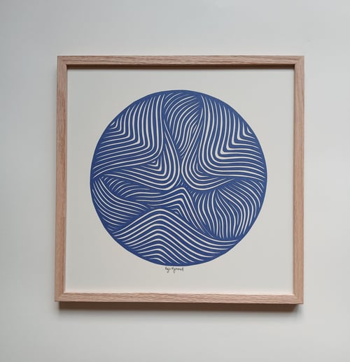 30x30cm papercut, kongeblå, indrammet 