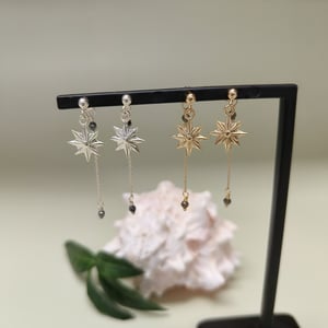 Julestjerne øreringe med lås med vedhæng – produktbillede