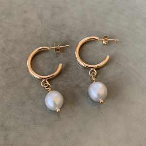 Grå ferskvandsperle øreringe (medium) – produktbillede