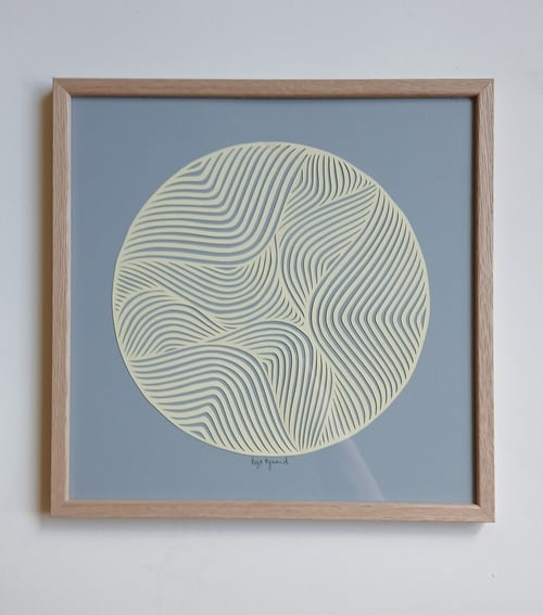 30x30cm papercut, dueblå, lys gul, indrammet 