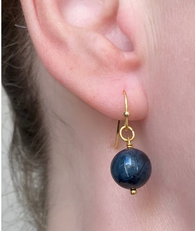 Øreringe med mørkeblå meleret jade kugler  billede 2