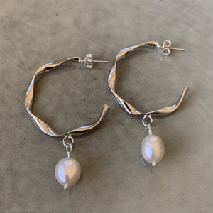 Grå ferskvandsperle øreringe (large) – produktbillede