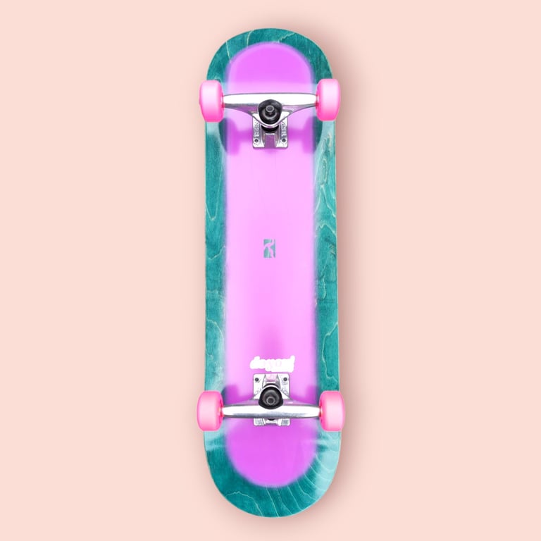 Rosa og turkis skateboard med lyserøde hjul på beige baggrund.