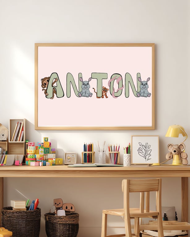 Børneværelse med træbord og stol, farverige byggeklodser og opbevaringskurve. På væggen hænger en indrammet plakat med navnet "Anton" illustreret med søde dyr omkring bogstaverne.