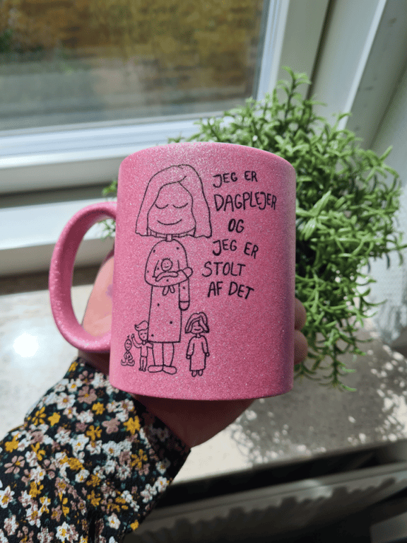 Krus: Jeg er dagplejer og jeg er stolt af det Pink Glimmer