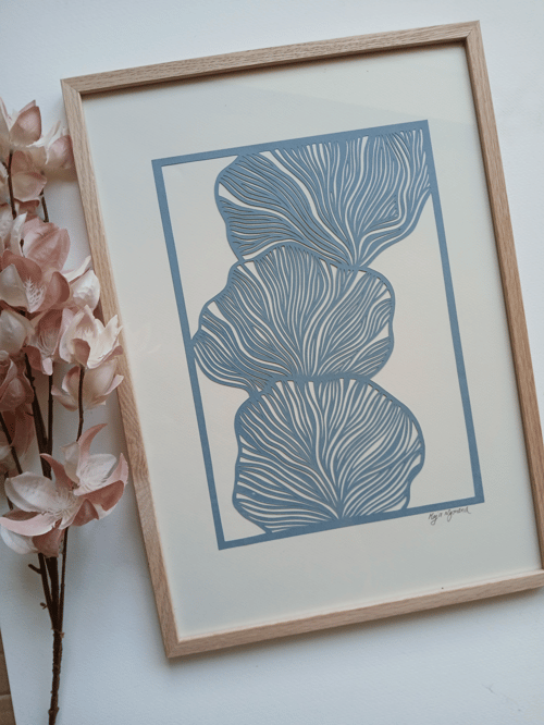 A3 Papercut, støvet blå. Indrammet 