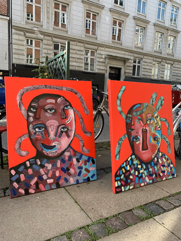 Multimenneske på rød baggrund  billede 2