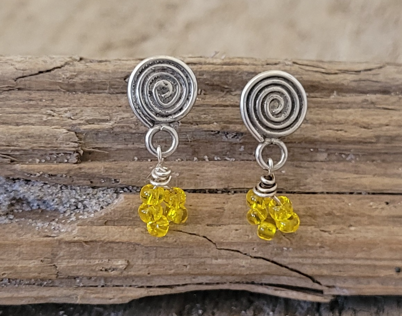 Gule glasperle ørestikker. 