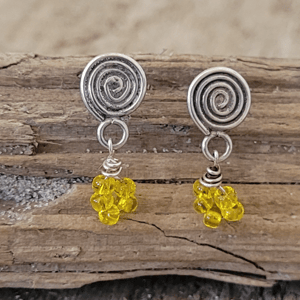 Gule glasperle ørestikker.  – produktbillede