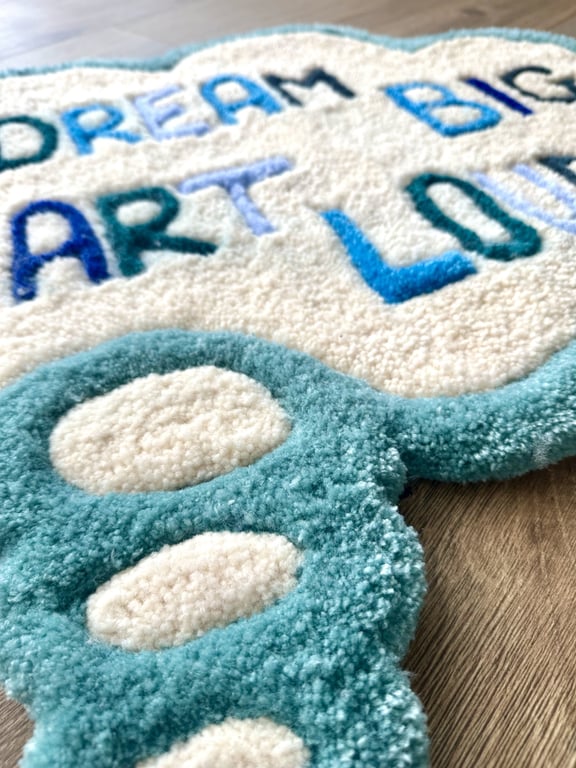 "Dream big fart loud" tuftet tæppe.  billede 2