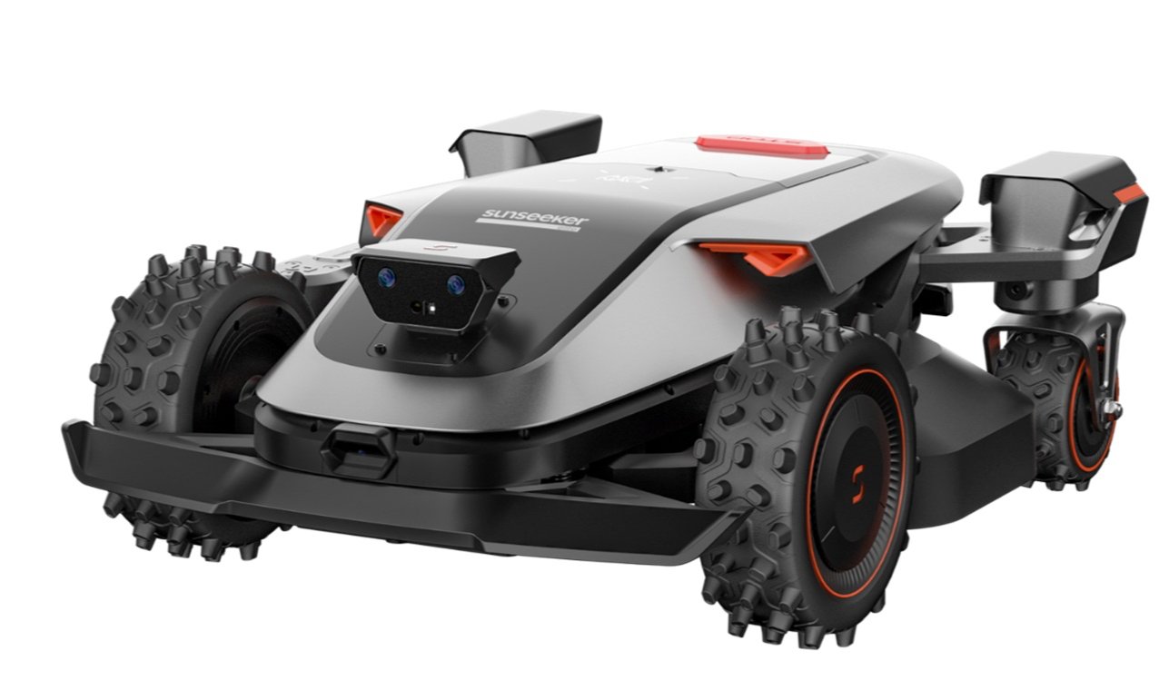 Robotplæneklipper med fire robuste, piggede hjul, sort og gråt design med orange detaljer, og et frontmonteret kamera eller sensor.