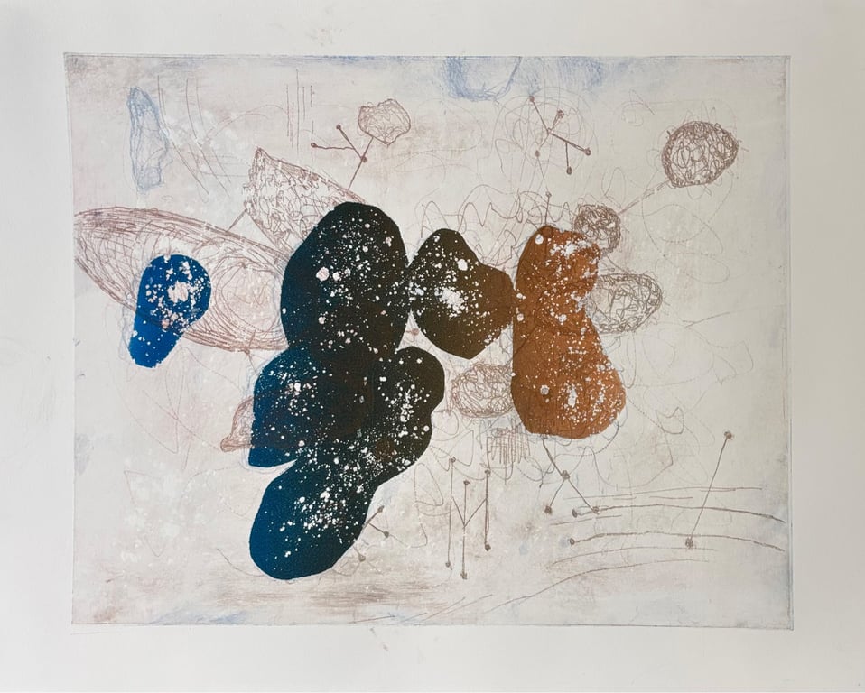 Abstrakt kunstværk med store blå og brune pletter, hvide prikker og fine brune streger og mønstre på lys baggrund.