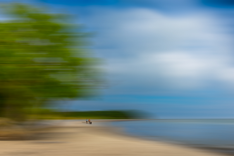 To mennesker på en strand.... og en hund på Hjelm bugt strand på Møn