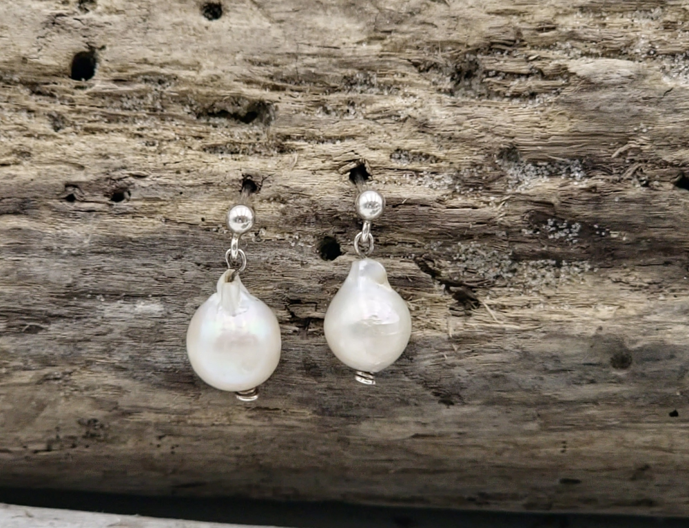 Hvide perle ørestikker.