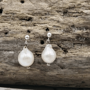 Hvide perle ørestikker. – produktbillede