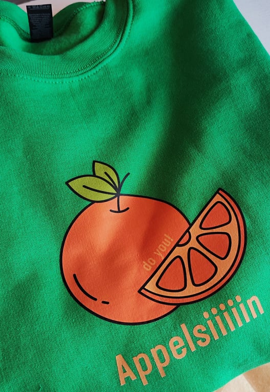 Grøn sweatshirt med print af en appelsin og appelsinskive samt teksten "Appelsiiiin" og "do you!". (2)
