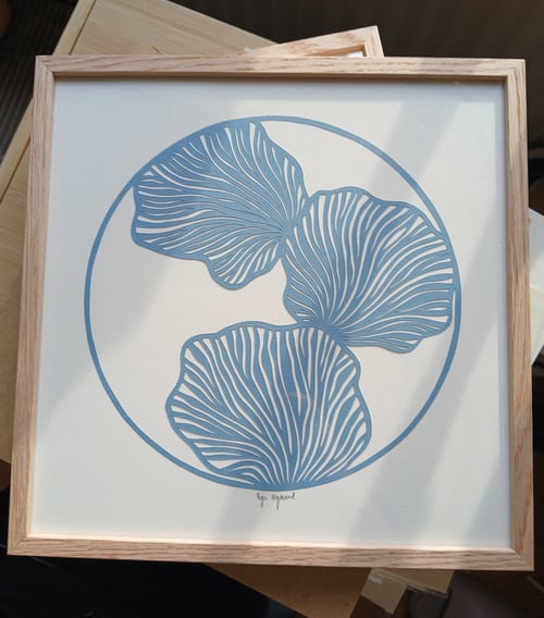 30x30cm papercut, støvet blå, indrammet