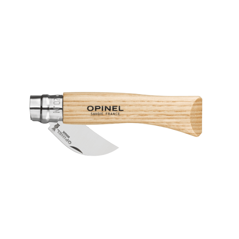 Sammenklappet Opinel lommekniv med lyst træskaft og rustfrit stål klinge, mærket "OPINEL SAVOIE FRANCE".