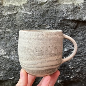 Marmoreret kop med hank, grå – produktbillede