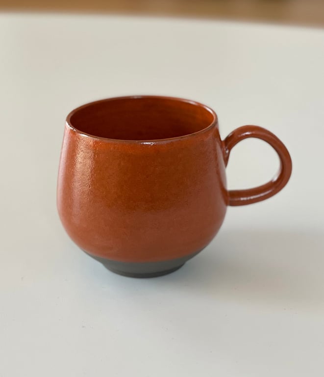Buttet keramik kop, mørkt ler, orange