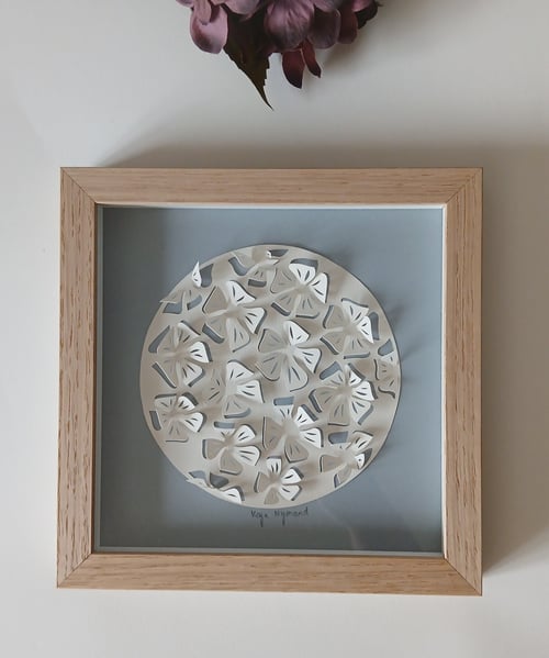 20x20cm, 3D papercut, dueblå, indrammet 