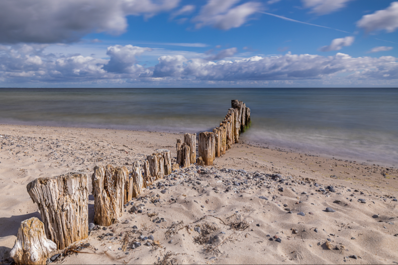 Pælerække på Ulvshale strand på Møn en smuk sommerdag
