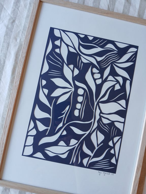 A3 papercut, marineblå, indrammet  (2)