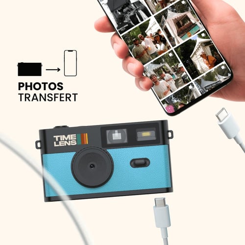 Et håndholdt smartphone viser fotos, der overføres trådløst fra et blåt og sort kamera mærket "TIME LENS". Tekst til venstre viser "PHOTOS TRANSFERT" med et ikon af et kamera og en smartphone. (1)