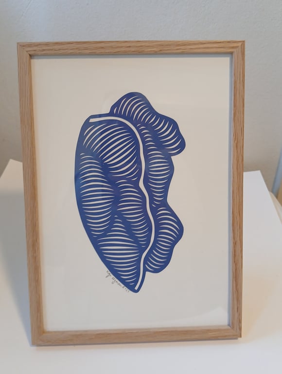 A4 papercut, kongeblå, indrammet 