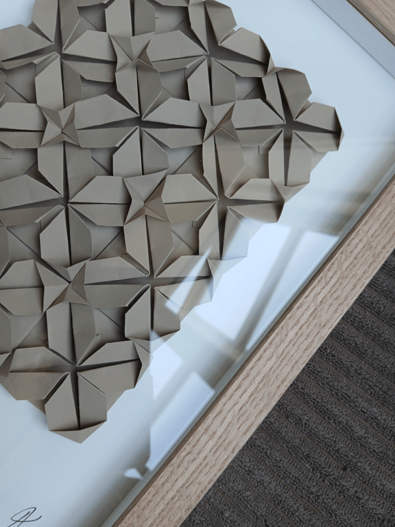 A4 foldet værk, beigegrå,indrammet  billede 4