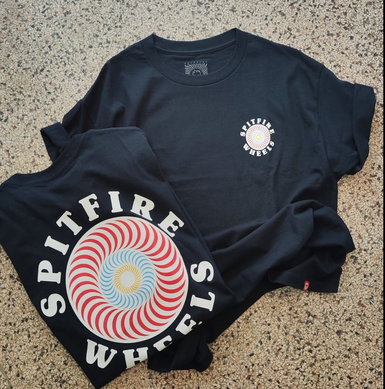 Sort T-shirt med "Spitfire Wheels"-logo, hvor den ene viser lille logo foran og den anden stort logo på ryggen med en spiral i rød, blå og gul.