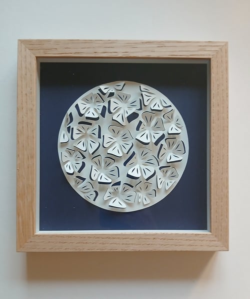 20x20cm, 3D papercut, indrammet 